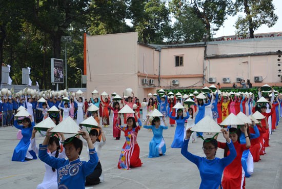 Women wear Ao dai and Non la (palm-leaf conical hat) to perform at the openning ceremony.